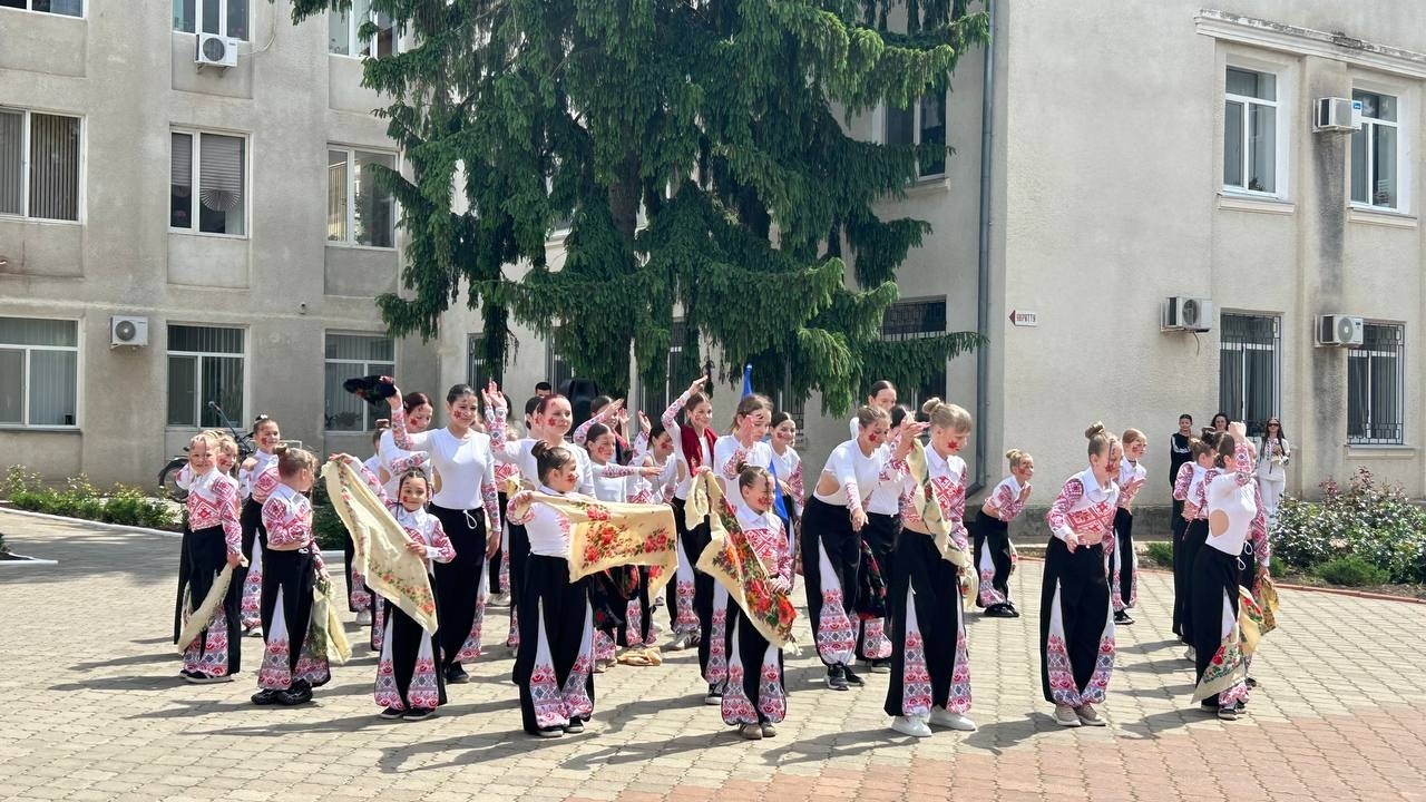 У Біляївці до Дня вишиванки провели патріотичний флешмоб