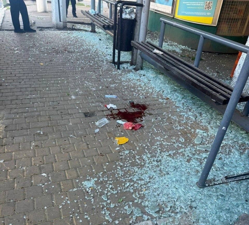 Атака на Одещину: троє людей були атаковані в Одесі на зупинці громадського транспорту