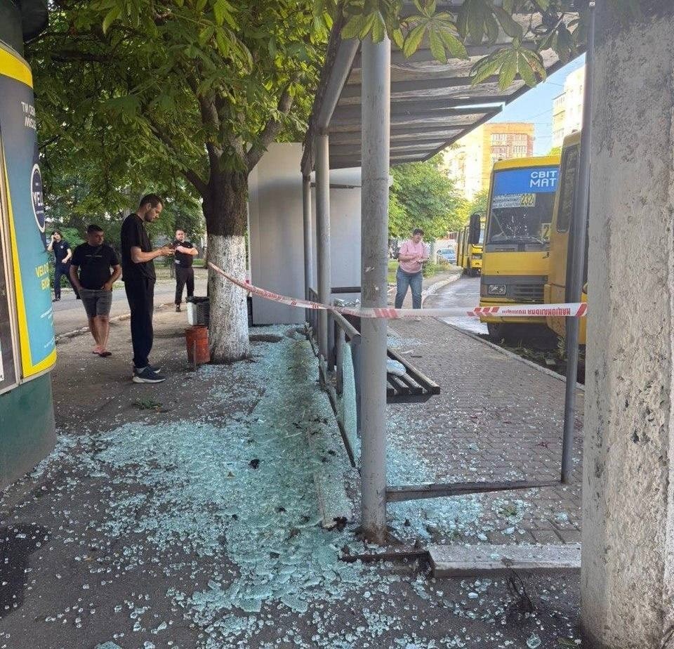 Атака на Одещину: троє людей були атаковані в Одесі на зупинці громадського транспорту