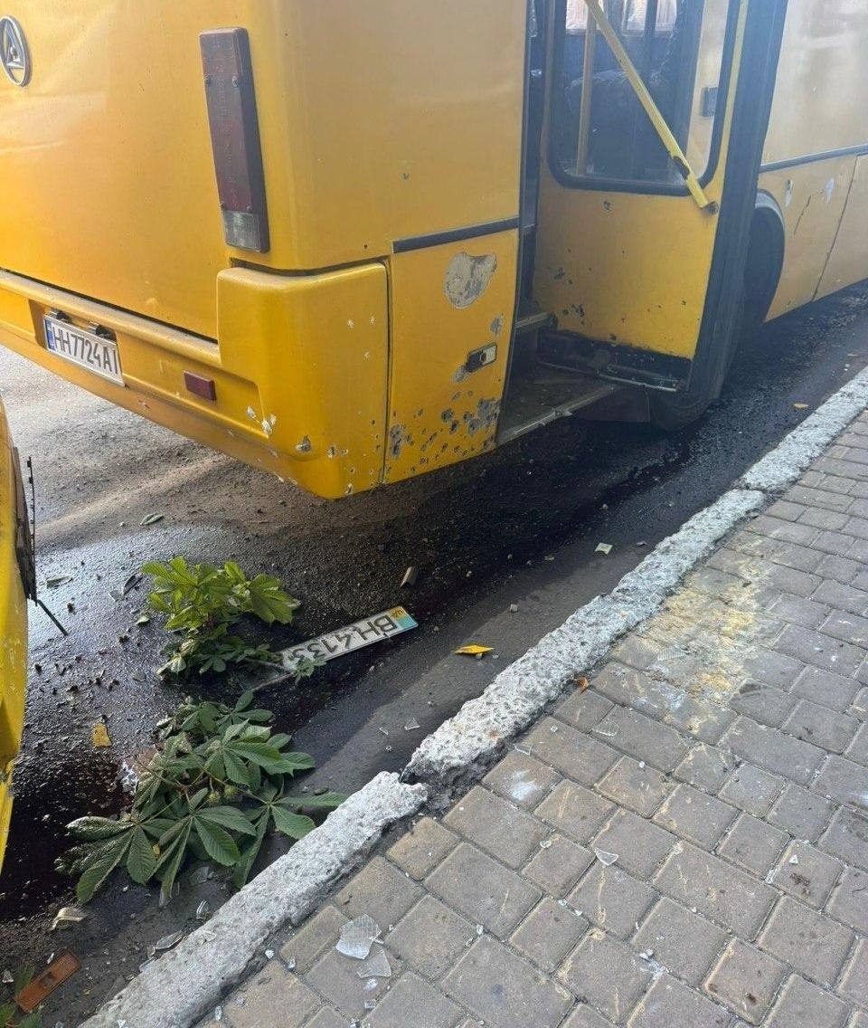 Атака на Одещину: троє людей були атаковані в Одесі на зупинці громадського транспорту