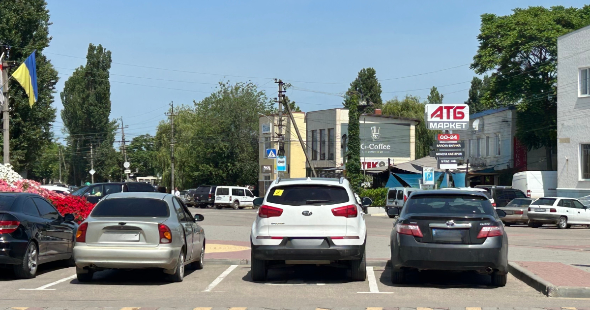 Інколи водіям з інвалідністю вдається стати на відведені для них місця. Машина праворуч мала позначку спереду