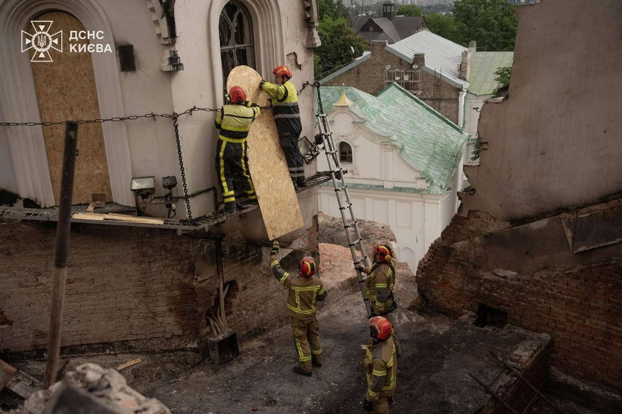 Рятувальники ліквідовують наслідки атаки