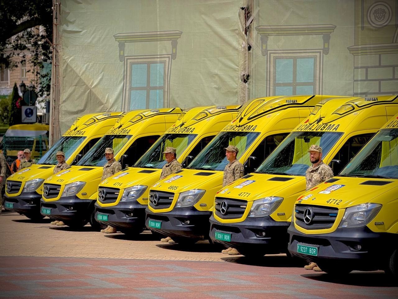 Іспанія передала прикордонникам на Одещині 29 спецавтомобілів: серед них 20 «швидких»
