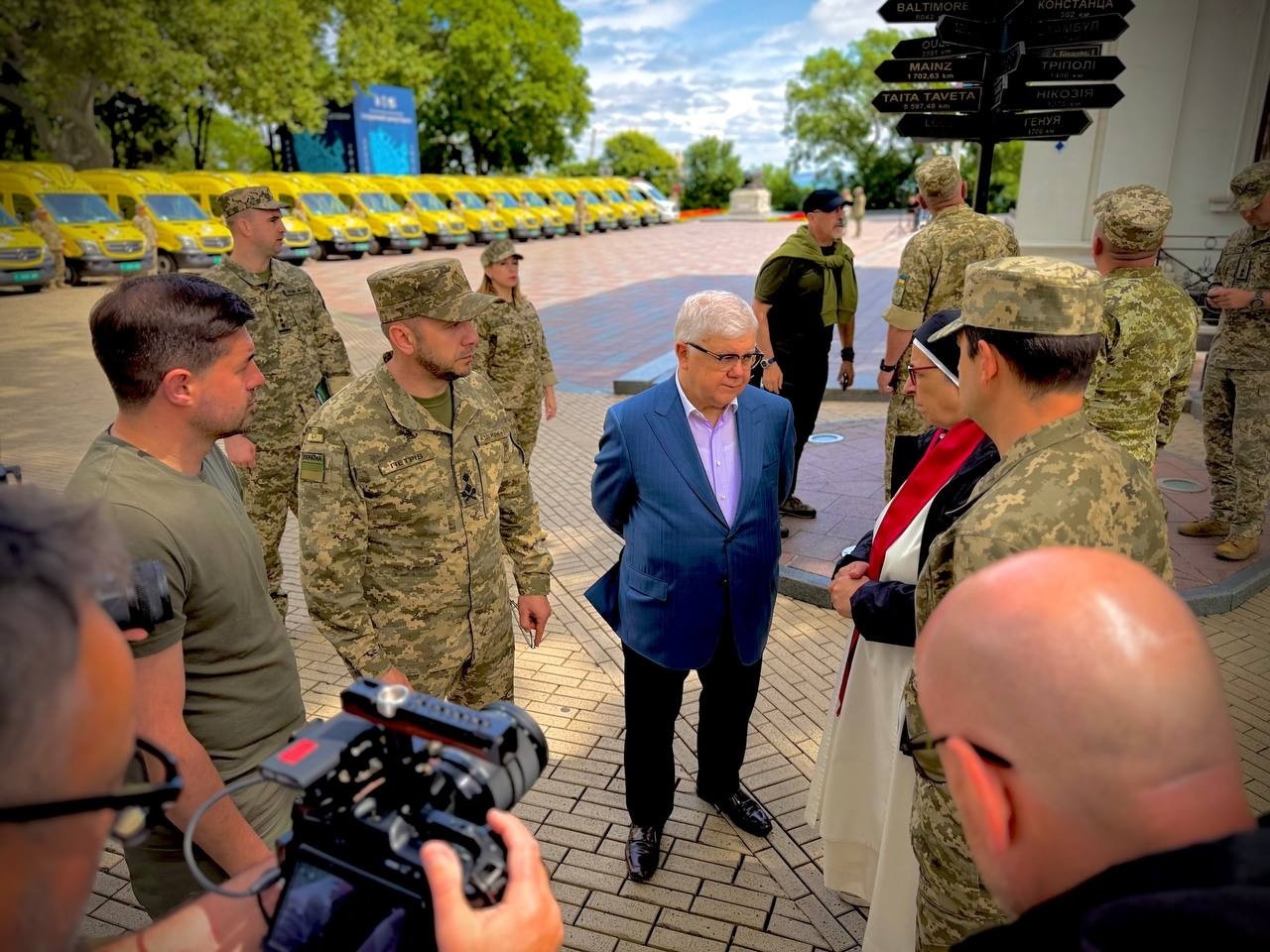 Іспанія передала прикордонникам на Одещині 29 спецавтомобілів: серед них 20 «швидких»