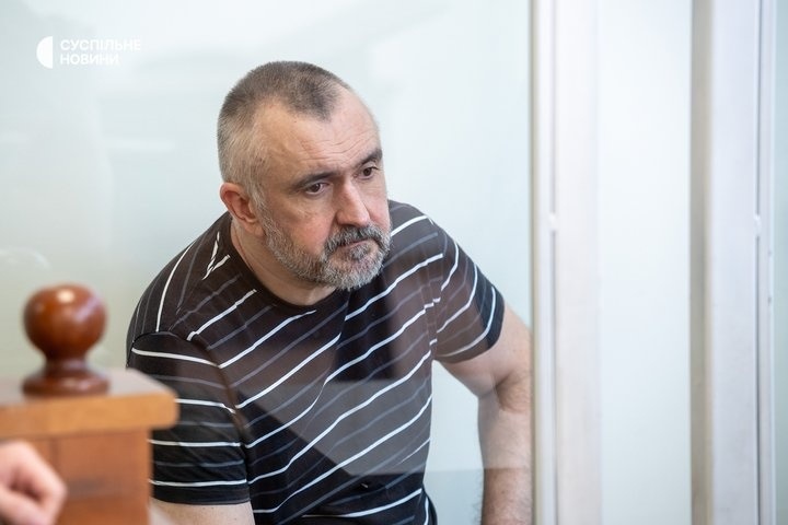 Обвинувачений у справі про вбивство одеського громадського діяча та активіста Дем’яна Ганула Сергій Шалаєв слухає вирок суду. Одеса, 19 червня 2026 року. 