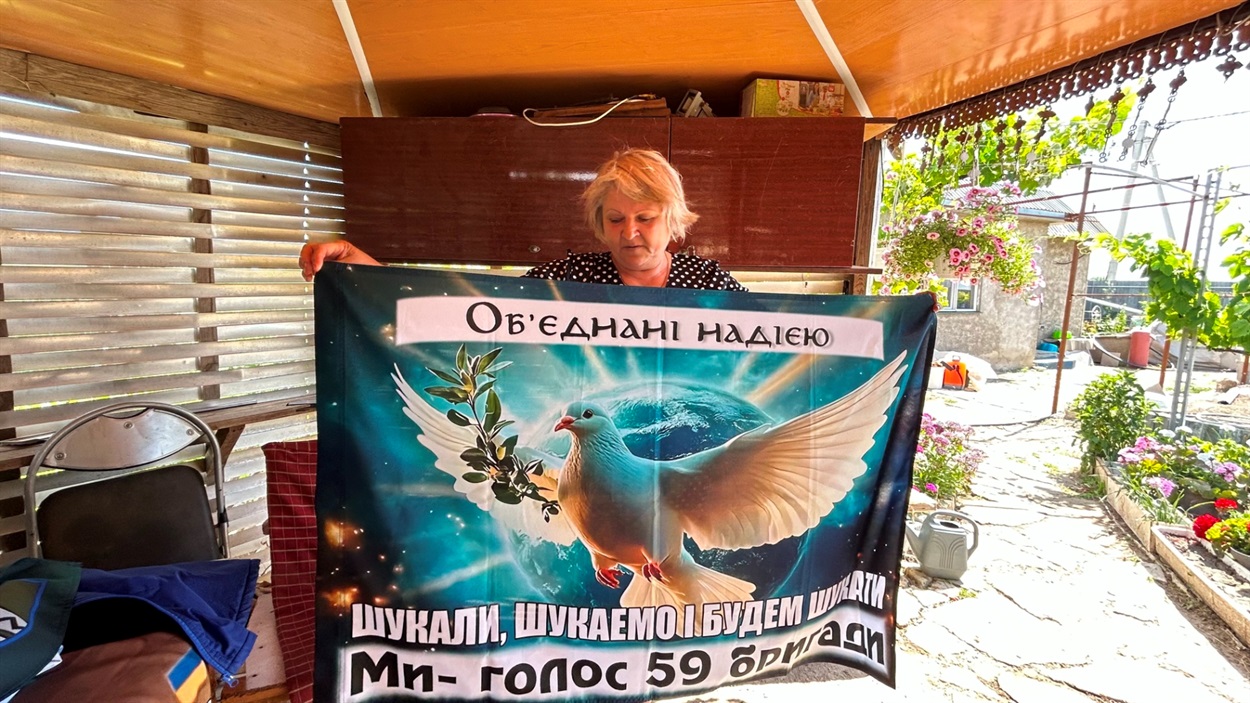 Перший прапор спільноти, який Віра хоче залишити біля Стели Надії у Біляївці