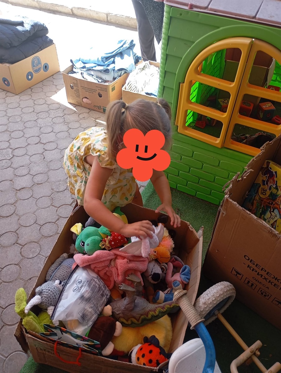 «Ми, мабуть, єдині, хто ще їздить»: біляївські волонтери привезли гуманітарну допомогу на Херсонщину