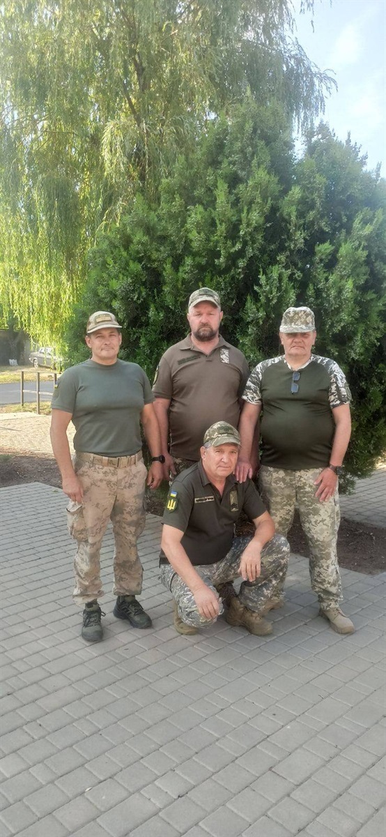 Микола посередині 