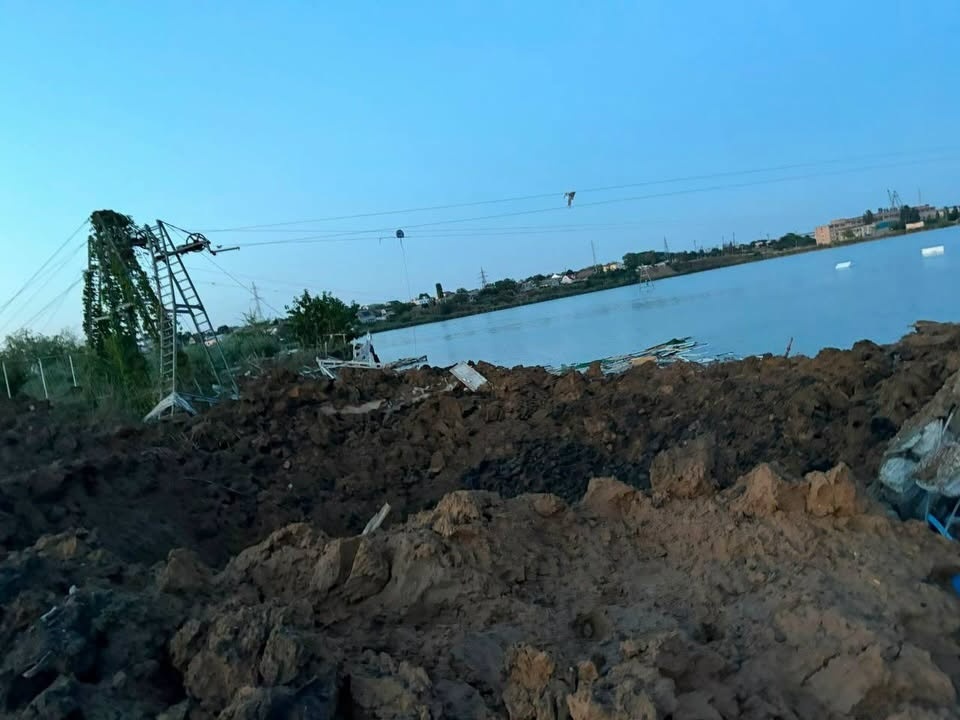 Вирва на місці удару на території парку розваг у Чорноморській громаді 