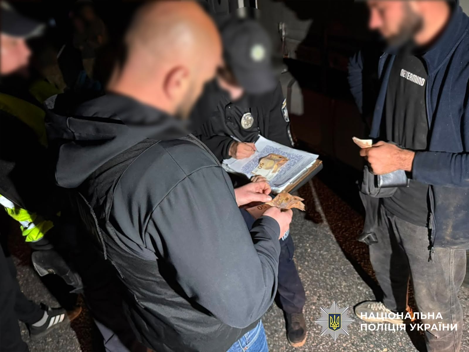 У подвійному дні фури до Молдови: поблизу Маяк викрили схему втечі
