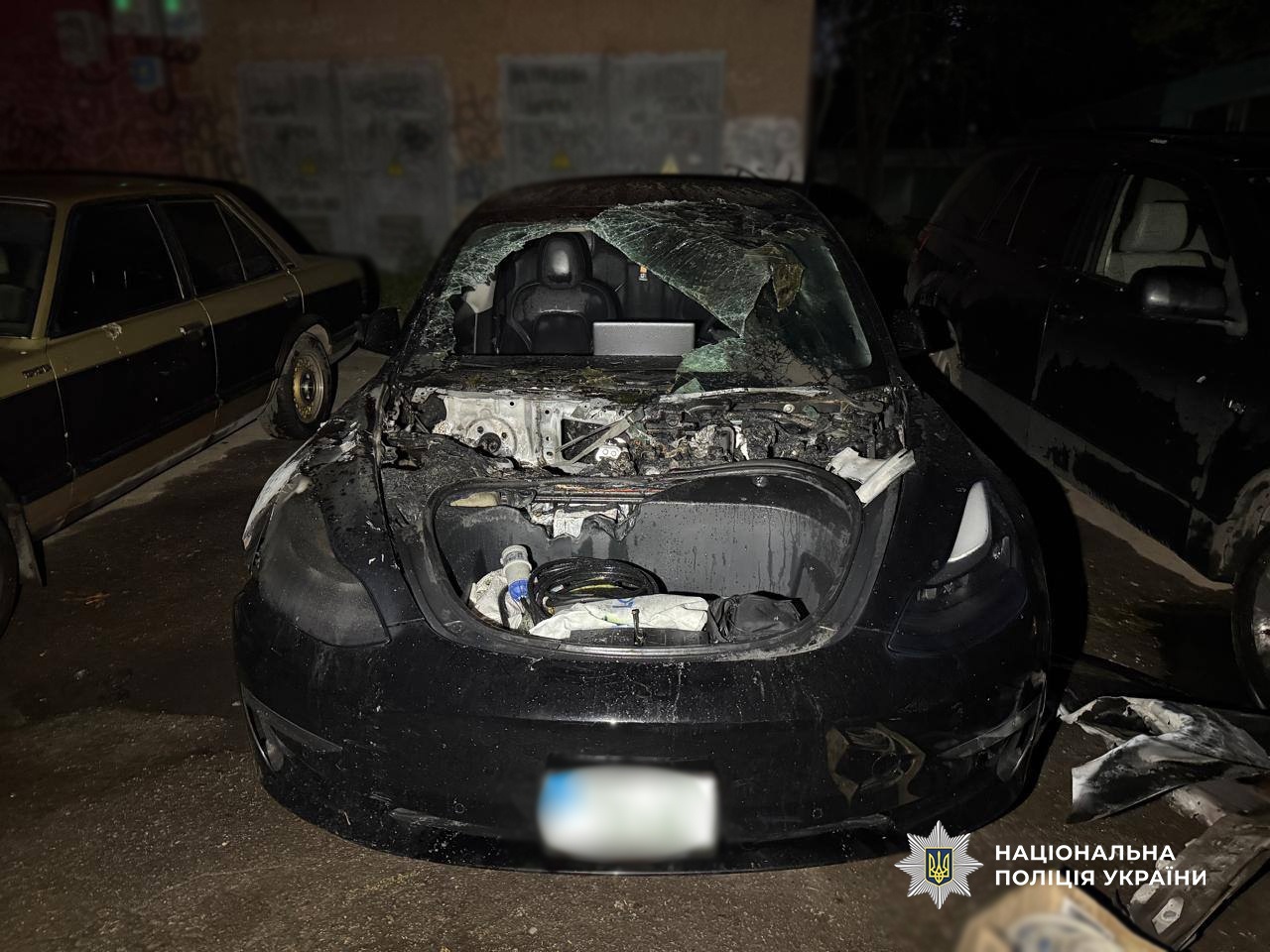 Підпал трьох Tesla в Одесі за гроші: двох юнаків з Одещини судитимуть