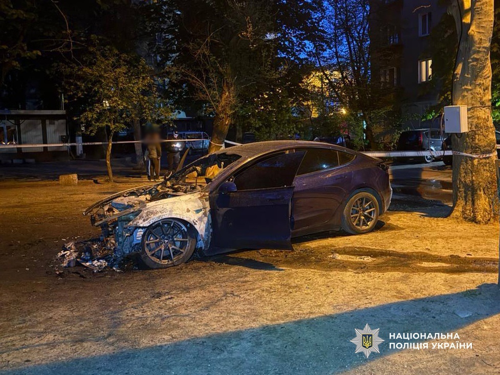 Підпал трьох Tesla в Одесі за гроші: двох юнаків з Одещини судитимуть