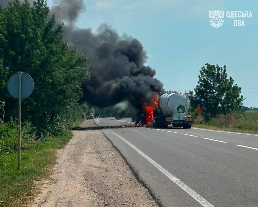 Вантажівка з цистерною, яка загорілася внаслідок російської атаки на Одещину 11 серпня 2026 року. 