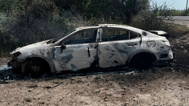 Ще одна машина, яка згоріла внаслідок обстрілу Маяків 11 серпня 