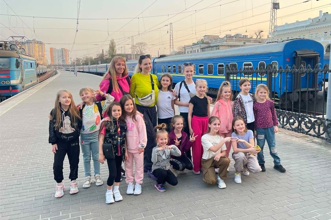 Команда біляївських гімнасток з тренеркою на шляху до Всеукраїнських змагань