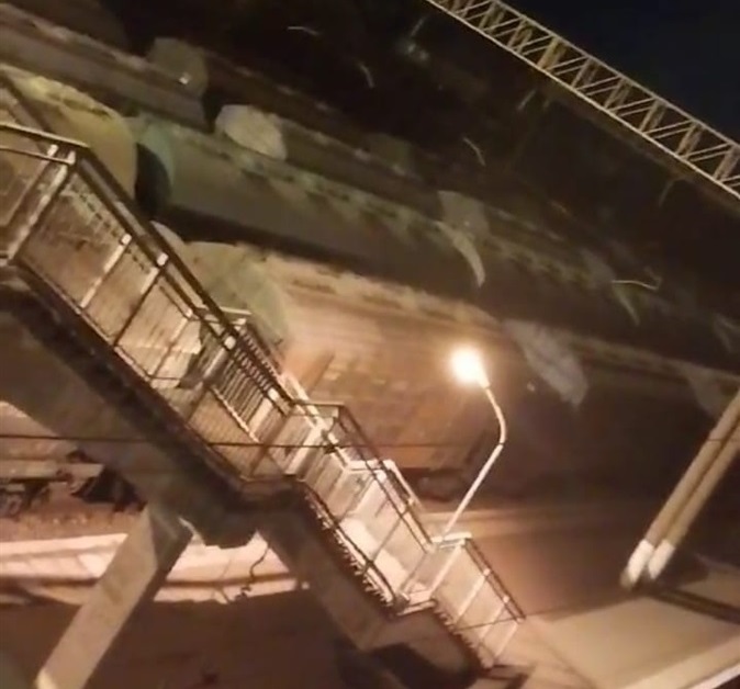 Пішохідний міст, з якого хотіла стрибнути жінка