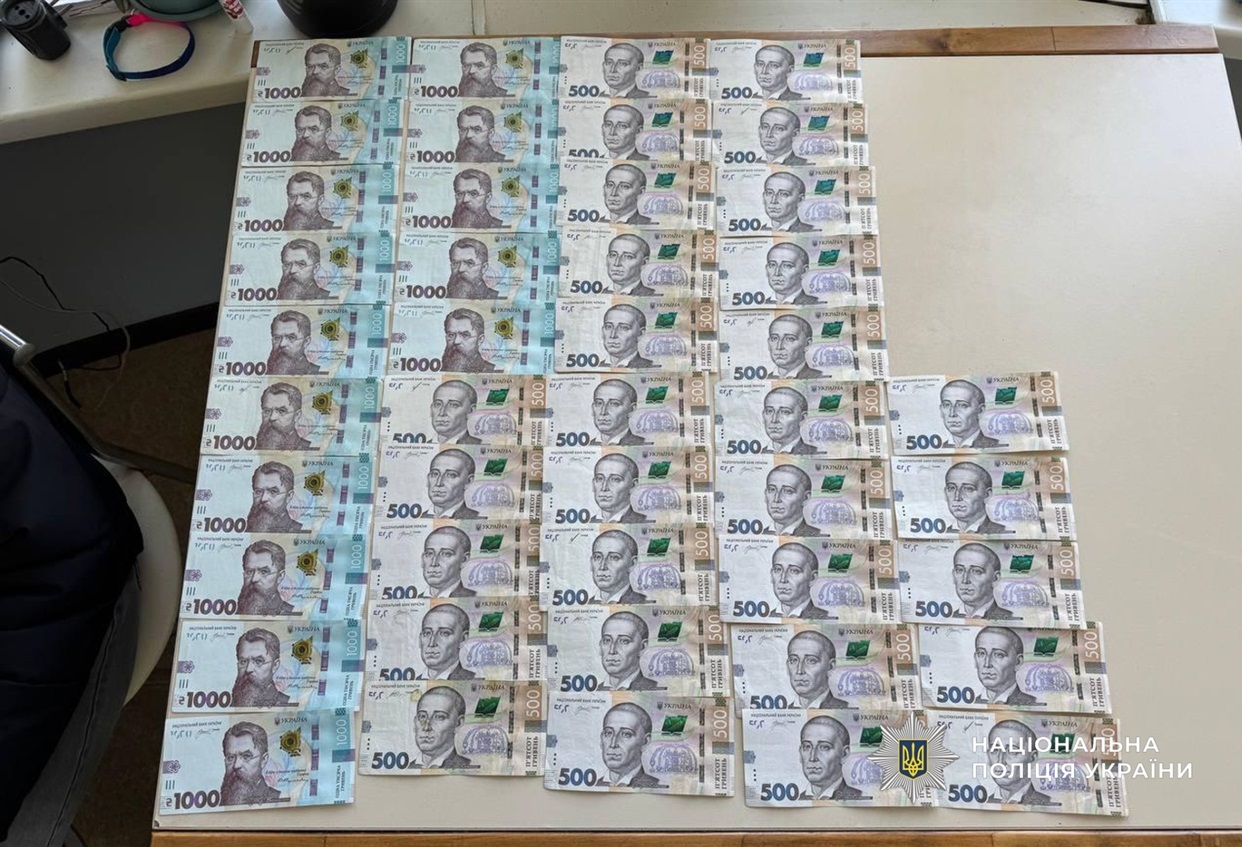 Гроші, вилучені у підозрюваних під час обшуків